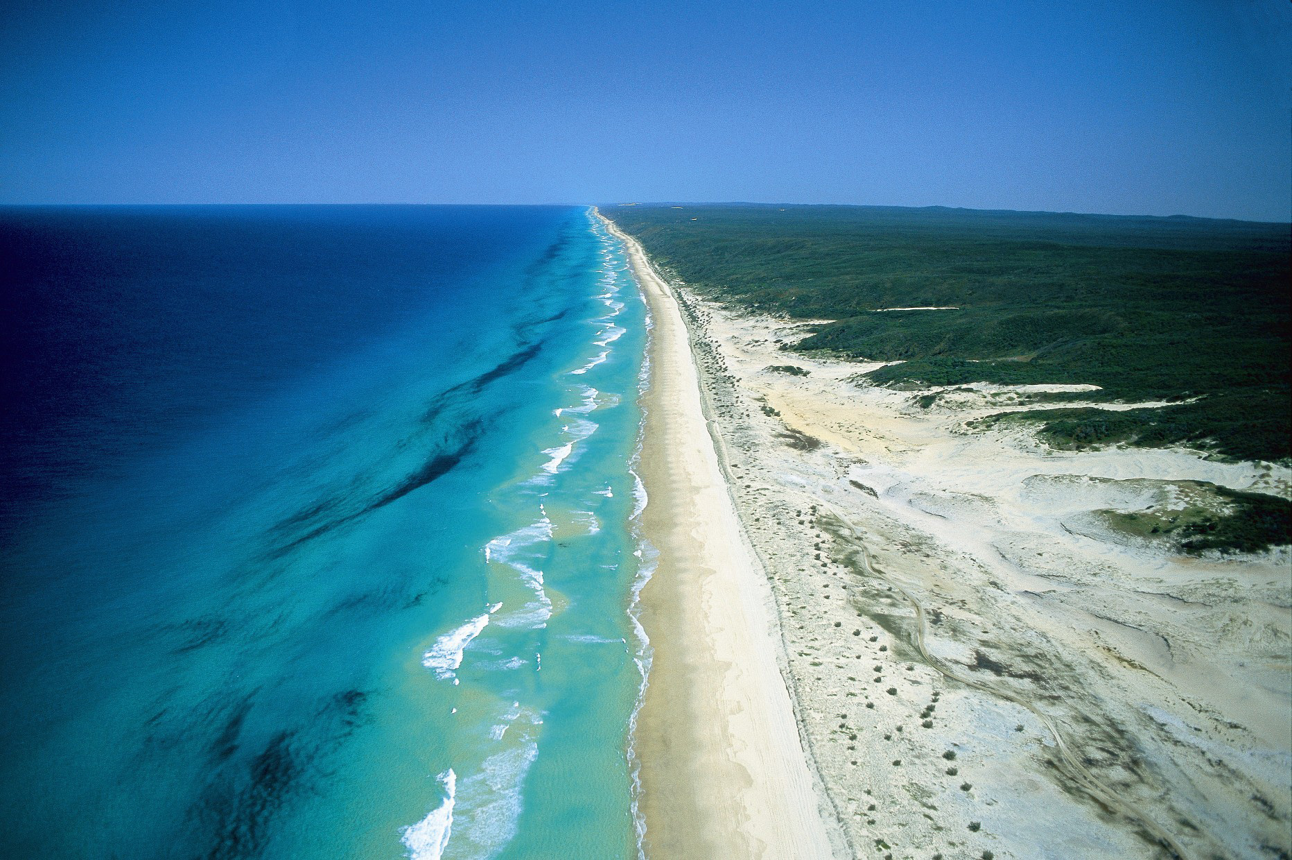 Широкая береговая линия. Песчаный остров Фрейзер в Австралии. Остров Фрейзер (Восточное побережье Австралии). Квинсленд остров Фрейзер. Фрейзер Айлэнд.