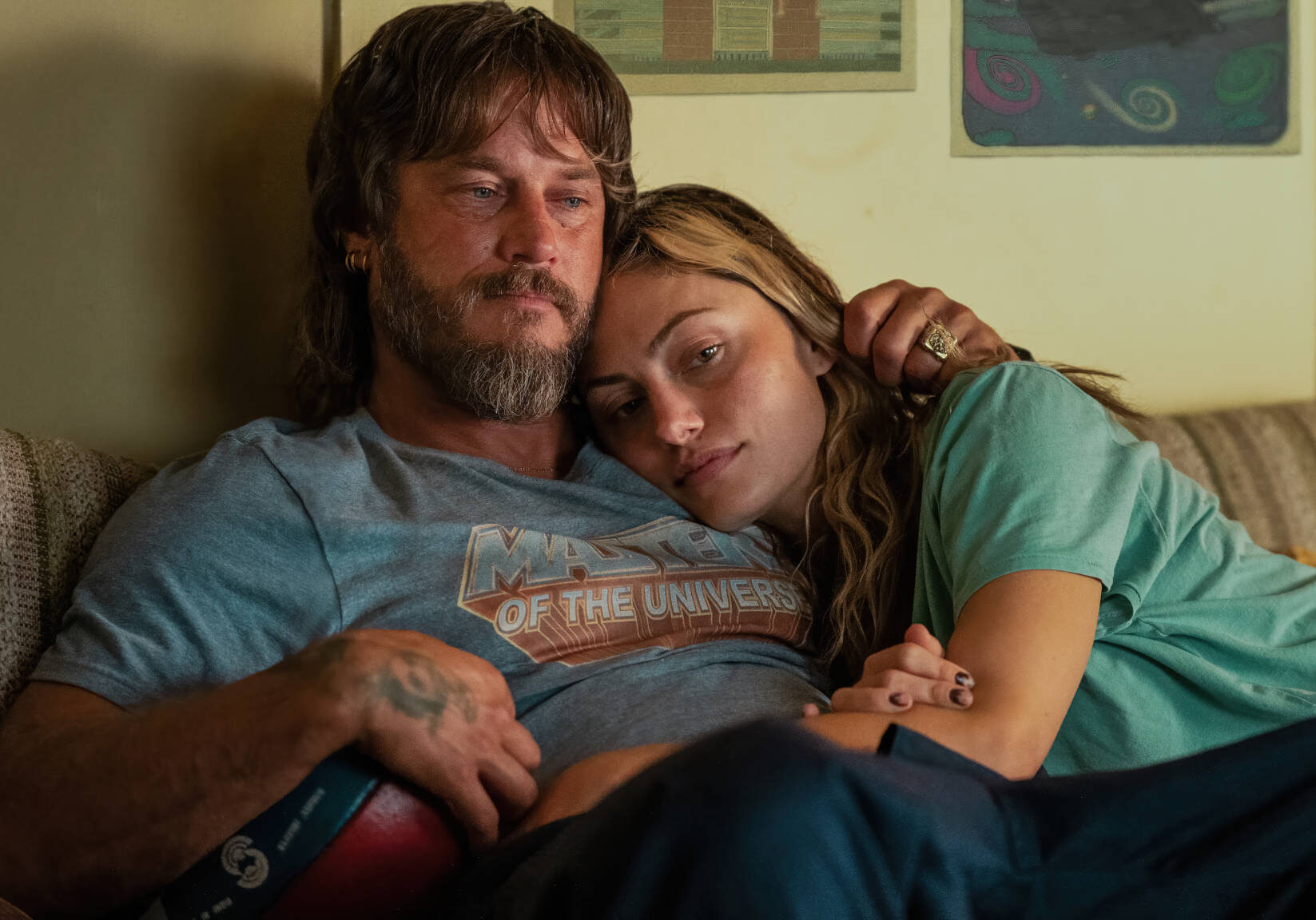 Boy Swallows Universe S1. (L to R) Travis Fimmel as Lyle Orlik, Phoebe Tonkin as Frances Bell in Boy Swallows Universe S1. Cr. Courtesy of Netflix © 2023