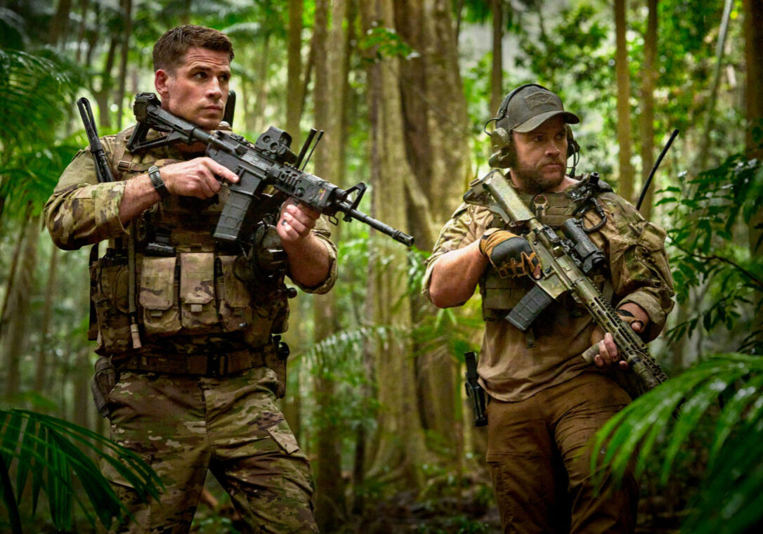 LandOfBad_FirstLook-LiamandLukeHemsworth_creditKaneSkenner